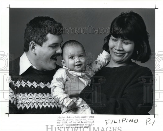 1988 Press Photo Brian Hallisy with her Filipina bride Maribel and son Brian Jr. - Historic Images