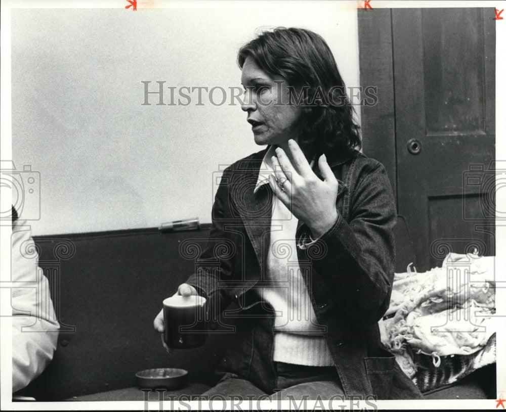 1980 Press Photo Patricia Hallman during interview with John Cogue - Historic Images