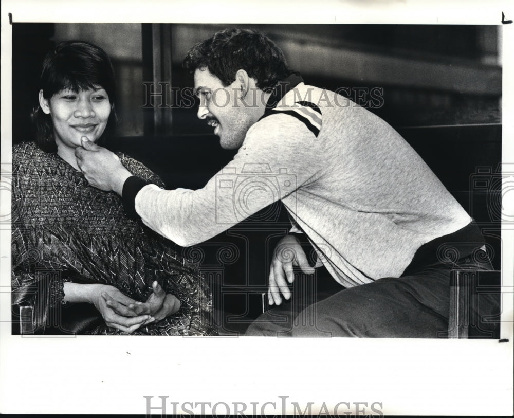 1988 Press Photo Brian Hallisy with his Filipina wife Maribel - Historic Images