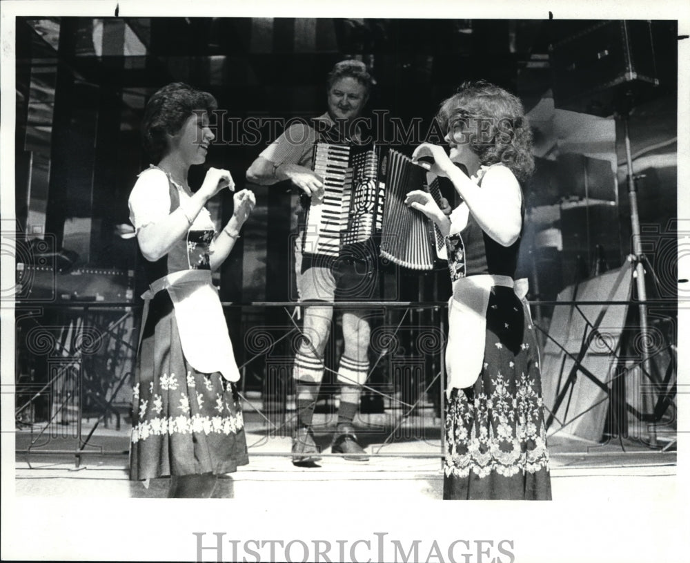 1982 Press Photo  Hank Haller with the chicken dance - Historic Images