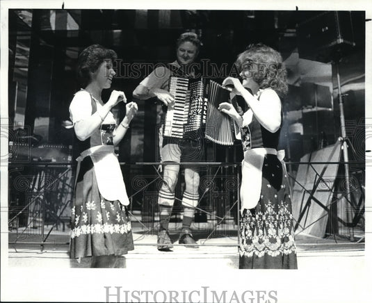 1982 Press Photo  Hank Haller with the chicken dance - Historic Images