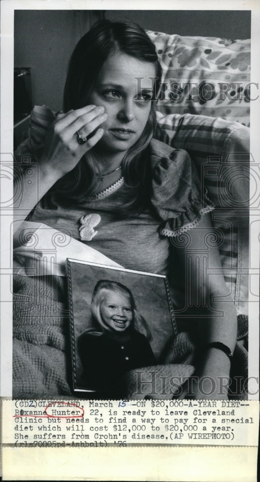 1976 Press Photo Roxanne Hunter at Cleveland Clinic with Crohn's Disease - Historic Images