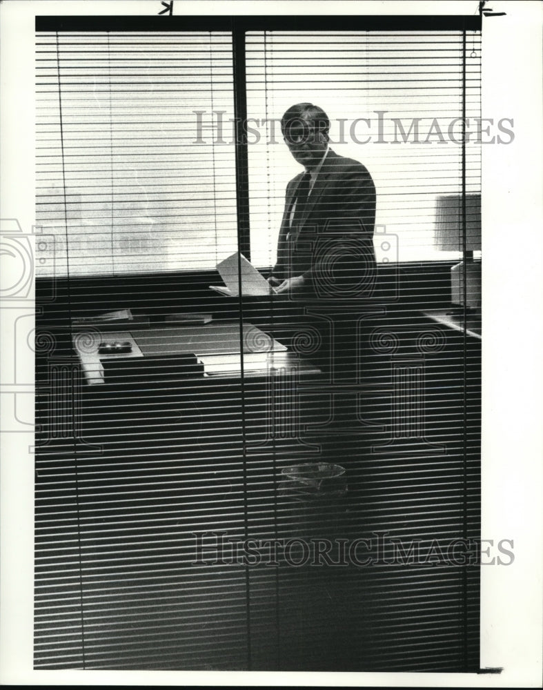 1984 Press Photo Director Calvin Hunter in his office - Historic Images
