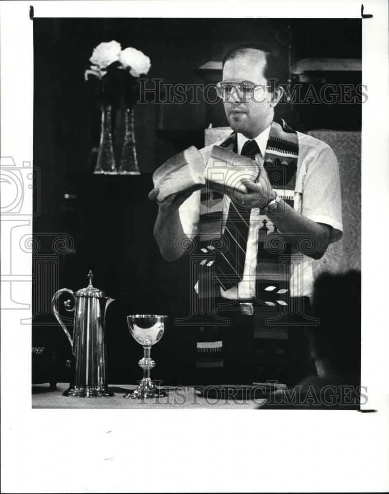 1987 Press Photo Reverend Charles Hurst Breaks Bread at Bethany Church Services - Historic Images