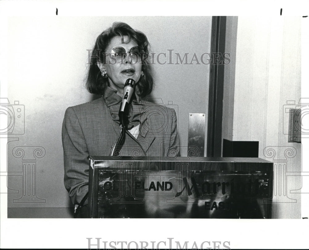 1989 Press Photo Author and Tv Producer Barbara Gordon speaking at Mt Sinai - Historic Images