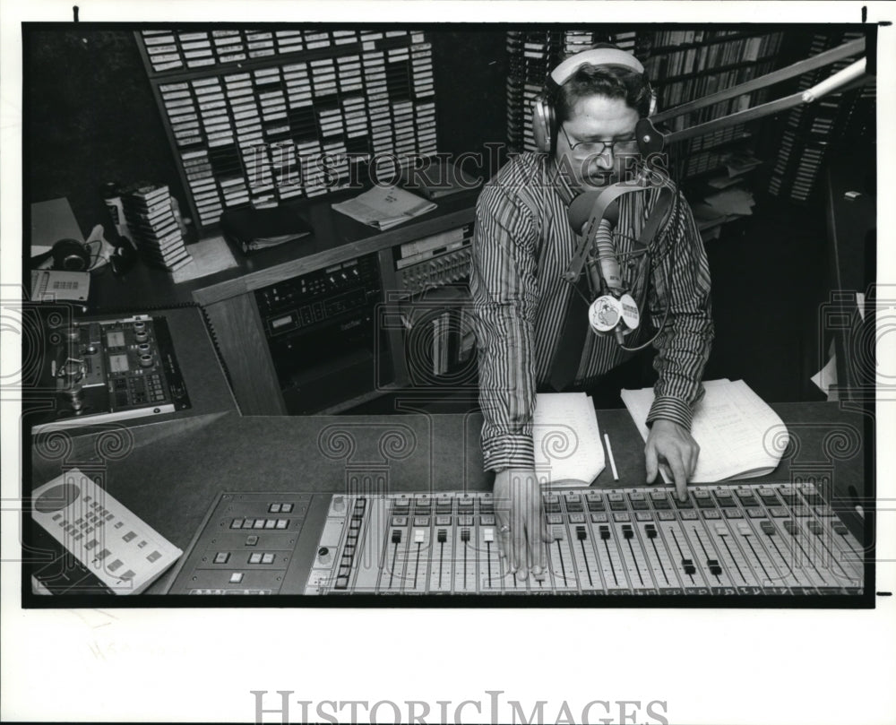 1989 Press Photo Dj at Wmms 100.7 Fm Radio Station Max Heywood - Historic Images