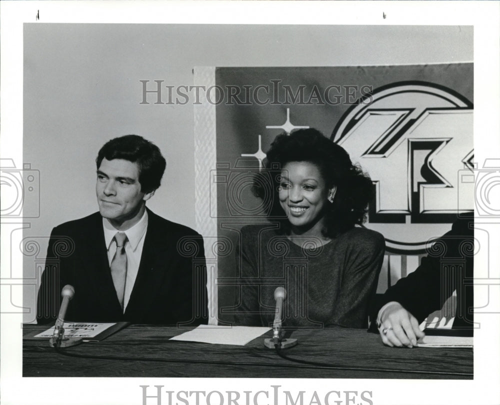 1987 Press Photo News Anchors Bob Hetheringtoin and Romona Robinson - Historic Images