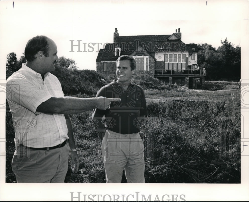 1991 Press Photo Tom Sasser &amp; Mark Hesemann looking at Barrington golf course - Historic Images