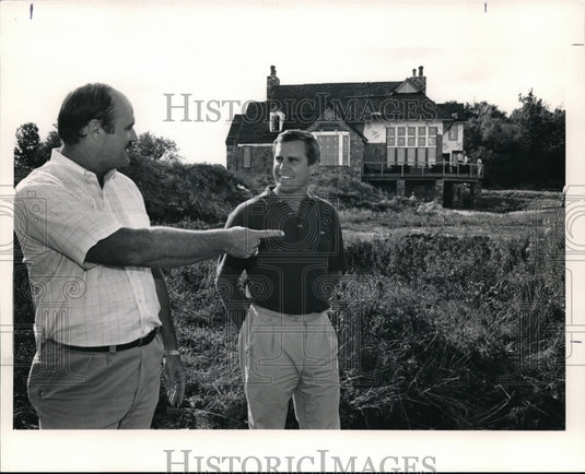 1991 Press Photo Tom Sasser & Mark Hesemann looking at Barrington golf course - Historic Images