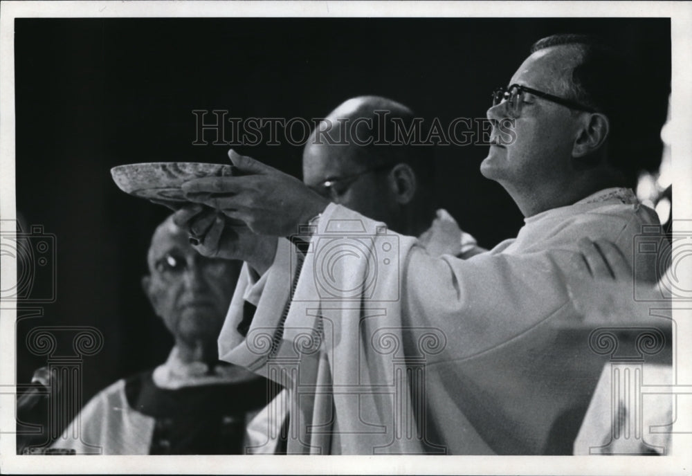 1974 Press Photo Bishop James Hickey, Archbishop Jean Jadot, Bishop Issemann - Historic Images