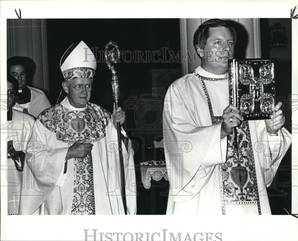 1988 Press Photo Cardinal James A. Hickey in Procession for Mass - Historic Images