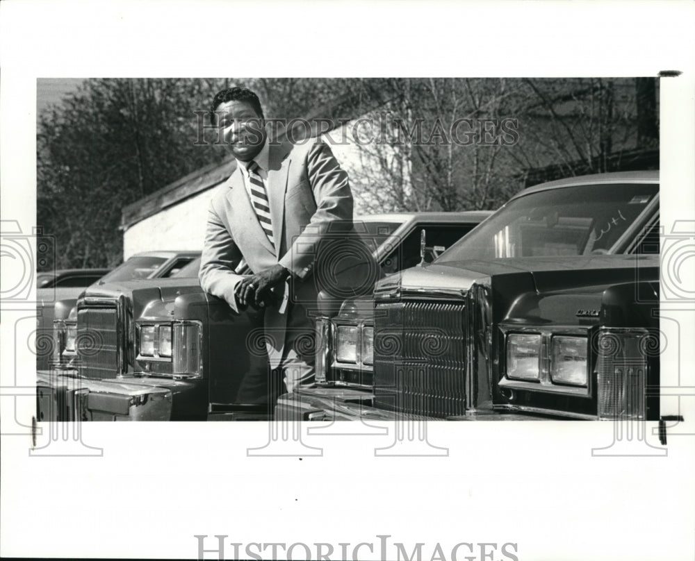 1987 Press Photo The top Lincoln car salesman, Emmett Hilland - Historic Images