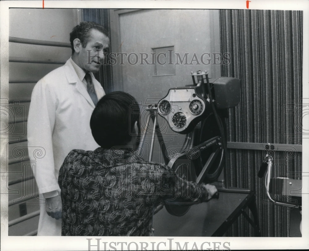 1977 Press Photo Dr Herman K Hellerstein Supervises Heart Patient 1977-press-photo-dr-herman-k-hellerstein-supervises-heart-patient