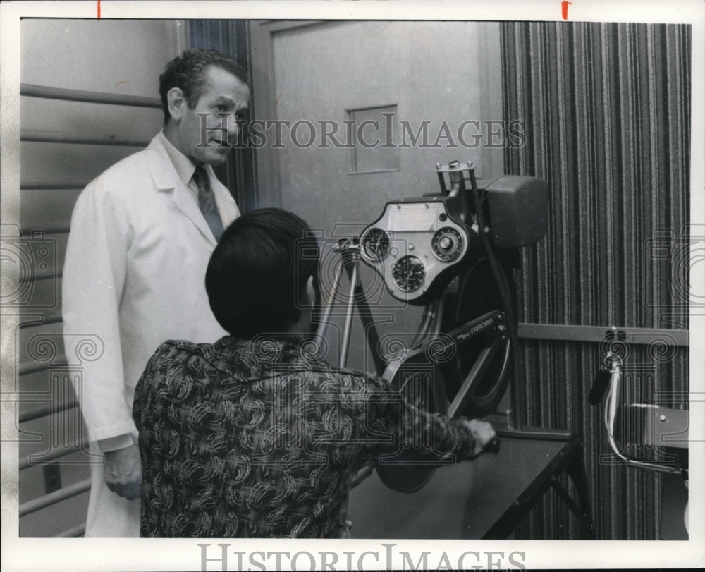 1977 Press Photo Dr. Herman K. Hellerstein Supervises Heart Patient - Historic Images