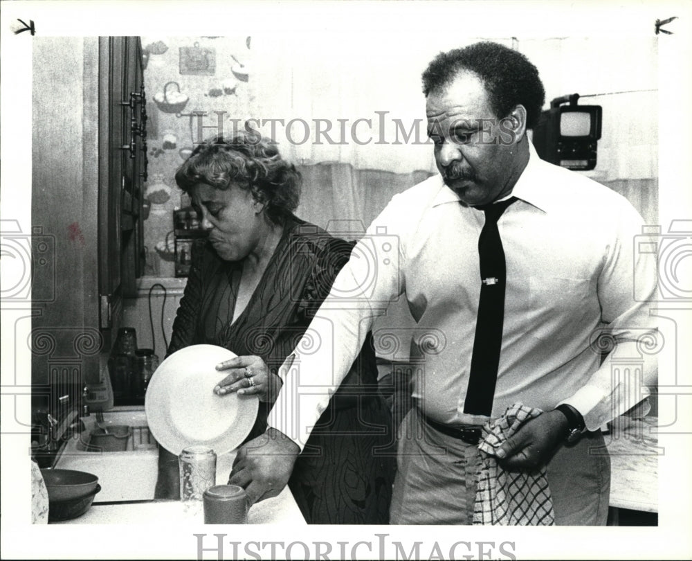 1985 Press Photo Mrs. Almertis Hines and Husband Reverend H.C. Hines Wash Dishes - Historic Images