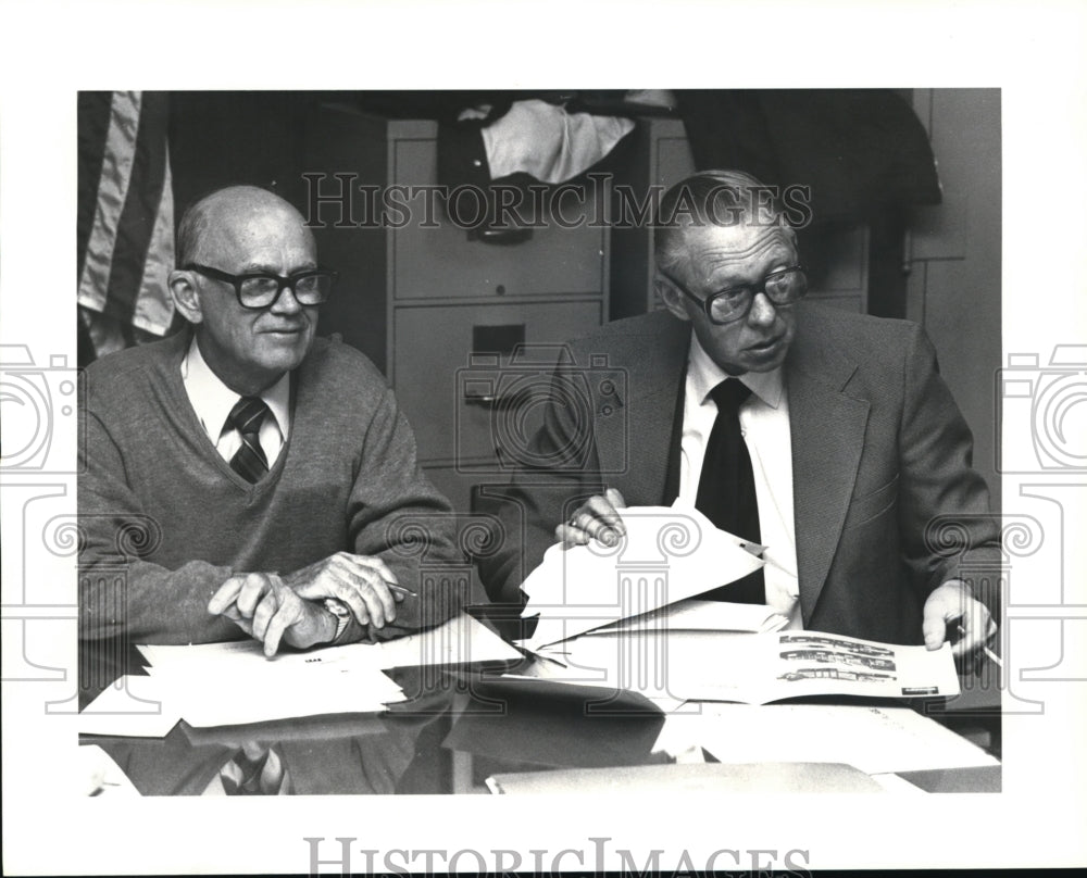 1983 Press Photo Mayor Jerome Hinkel and Neil A. Rose, clerk - Historic Images