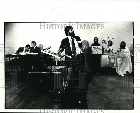 1982 Press Photo Thomas K. Hill of the North Shore Alert at a protest - Historic Images