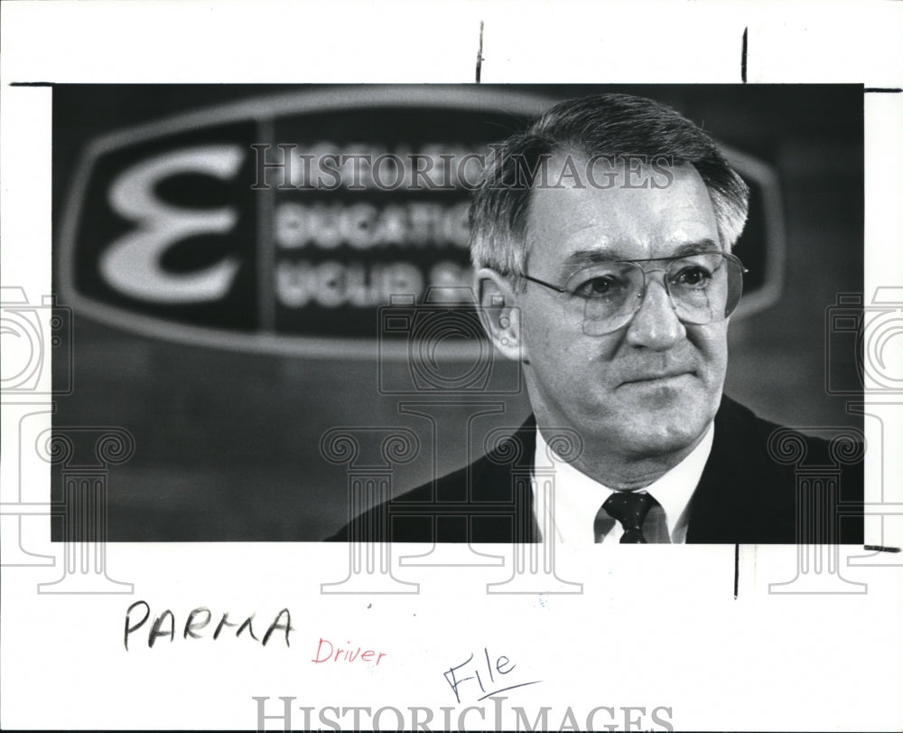 1988 Press Photo Euclid School superintendent Carl Hilling at a press conference - Historic Images