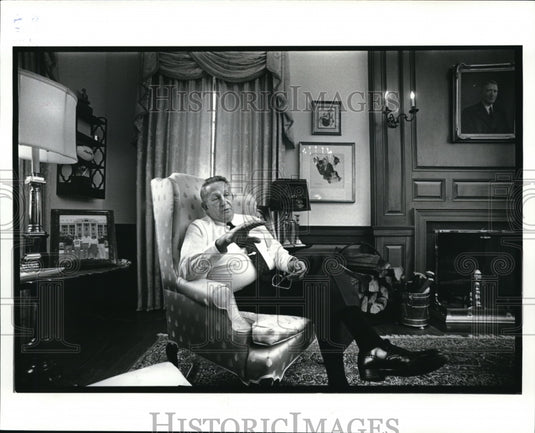 1986 Press Photo Harry E Figgie Jr of Figgie International in his office - Historic Images
