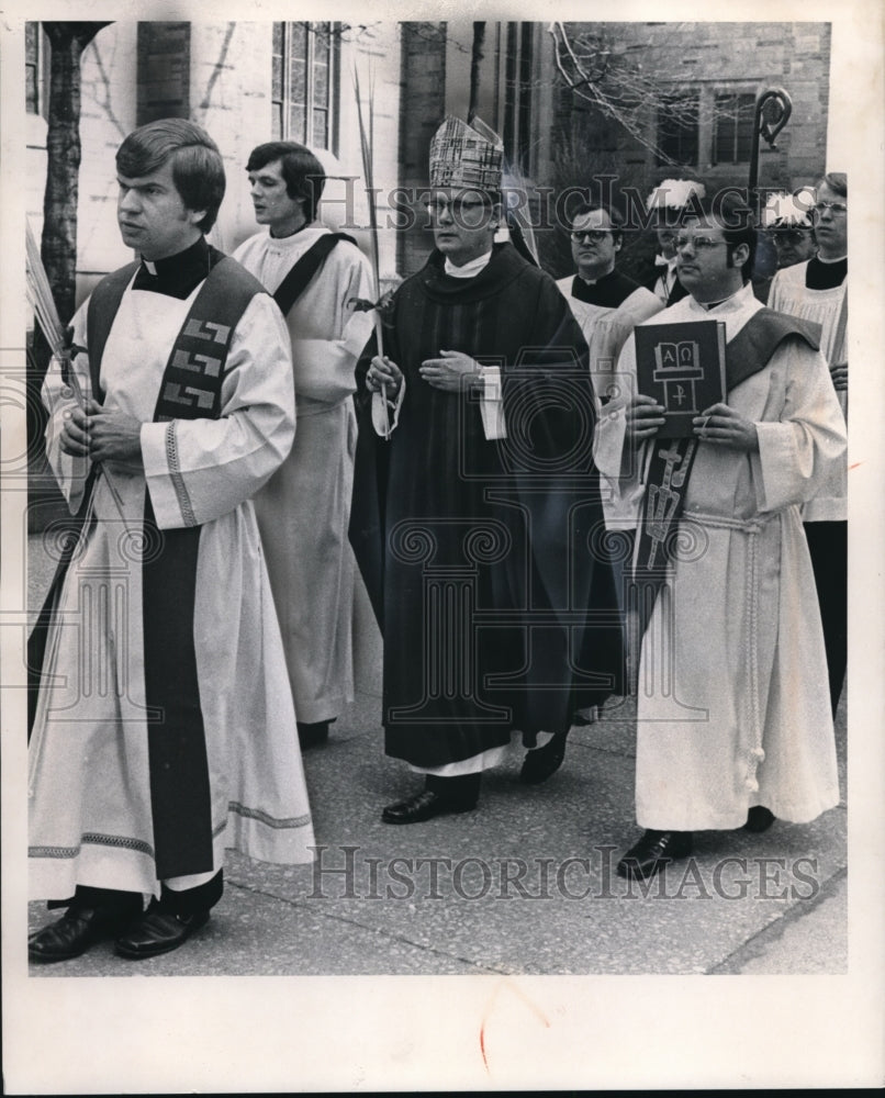 1975 Press Photo Bishop James A. Hickey leads a procession to St. John Cathedral - Historic Images