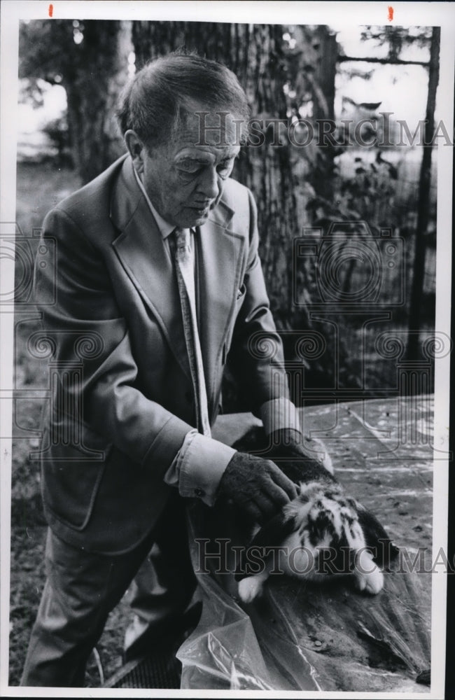 1978 Press Photo Dr. Charles Higgins with a leopard rabbit - Historic Images