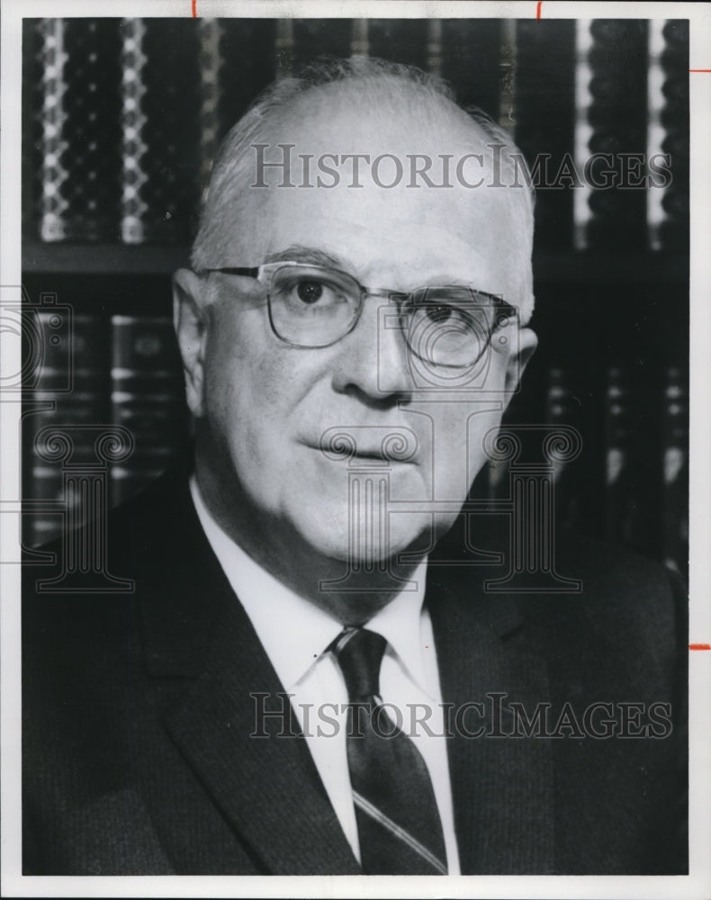 1977 Press Photo George r. Herzog is a Union Commerce Banker - Historic Images