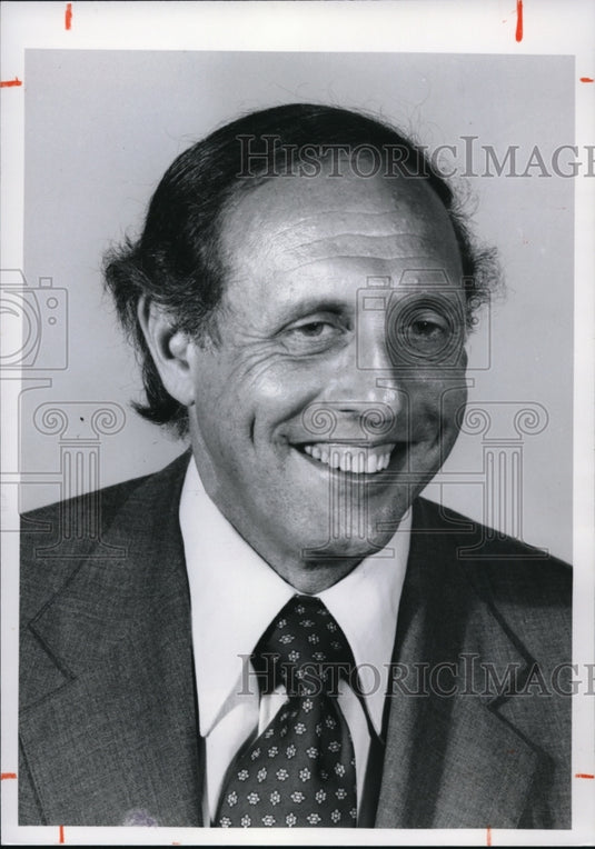 1977 Press Photo Justin J. Finger, asst. dir. civil rights division - Historic Images