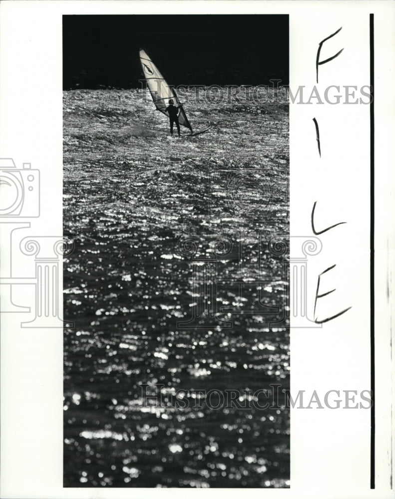 1988 Press Photo A Lone wind surfer at the Lake Erie at Edgewater Beach - Historic Images