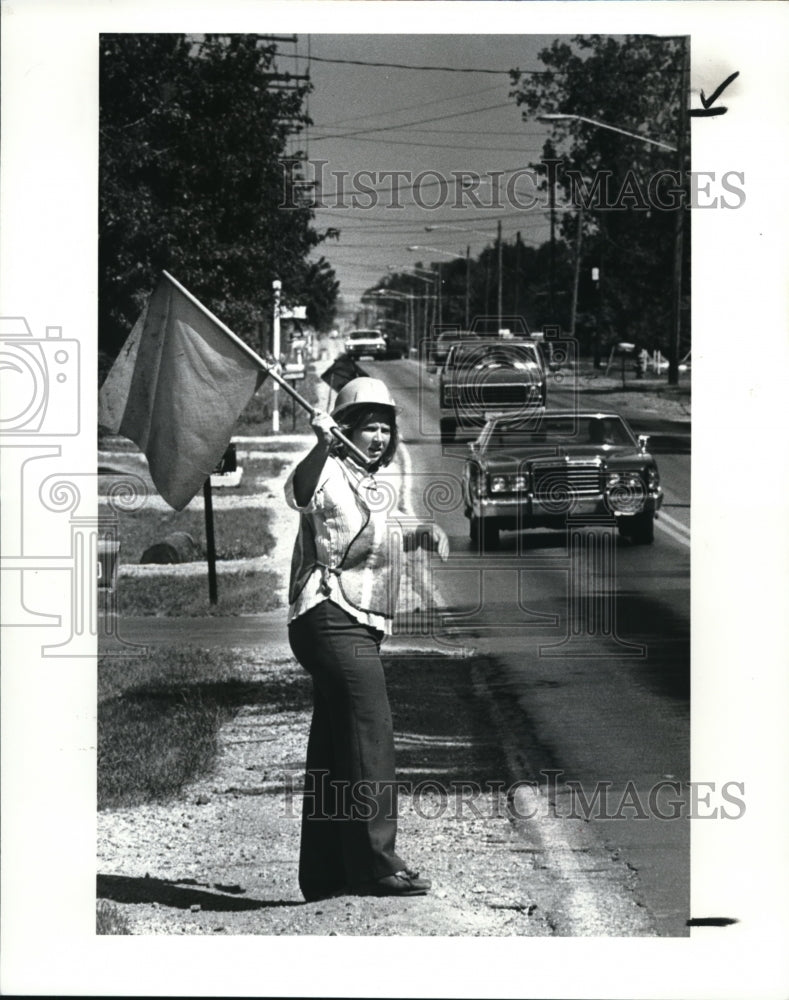 1982, First female to work as laborer for Margaret Murphy - cva17806 - Historic Images