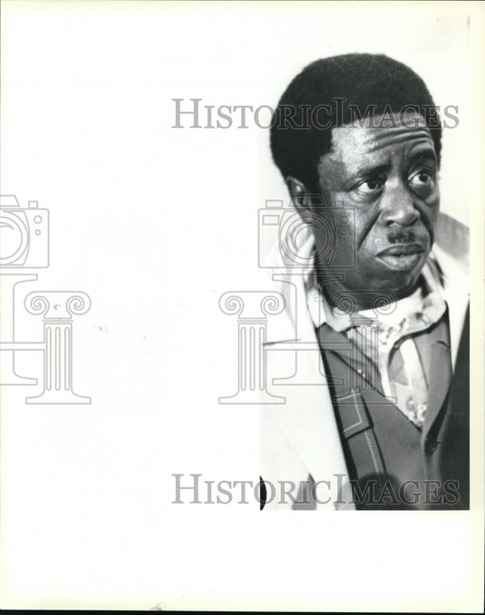 1979 Press Photo John File's father Major File talks to media after arraignment - Historic Images