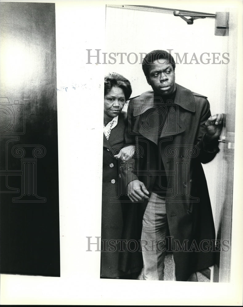 1979 Press Photo John File&#39;s mother coming out of court room with another son - Historic Images