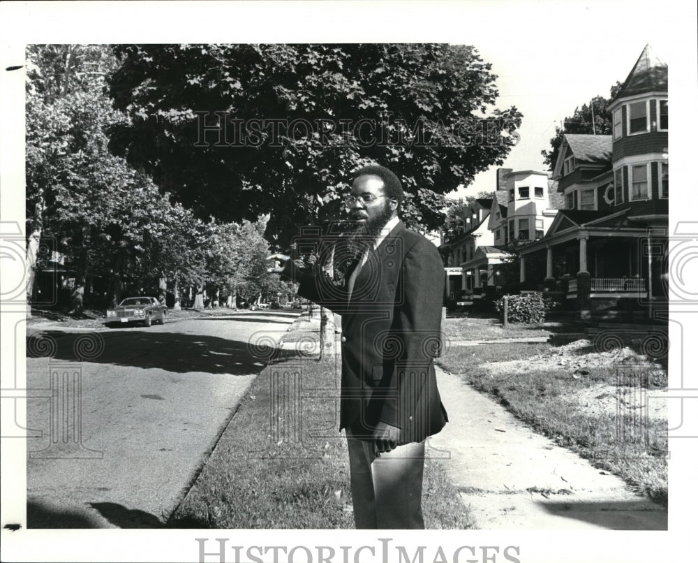 1986 Press Photo David Hughes, City Planner on Rosalind Ave. - Historic Images