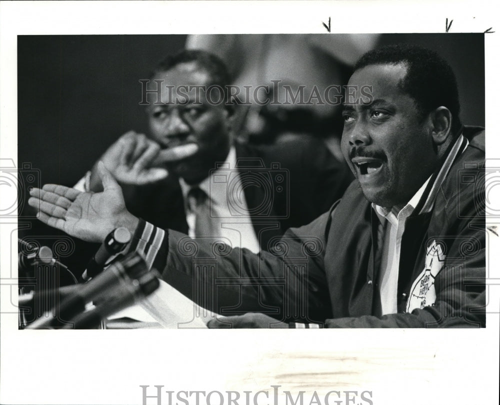 1988 Press Photo Councilman Tyrone Bolden at Press Conference &amp; Roosevelt Coats - Historic Images