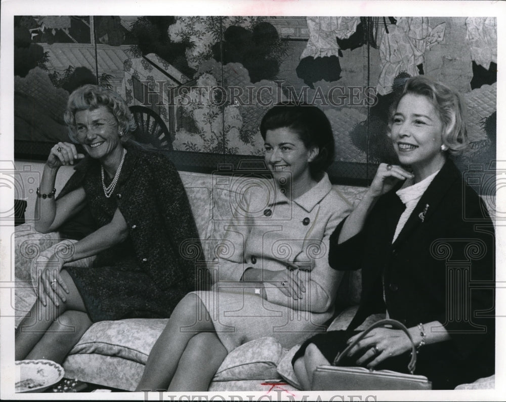 1966 Press Photo Women&#39;s Comm. Metropolitan Nat&#39;l Co. Dance in Music Hall Lobby - Historic Images