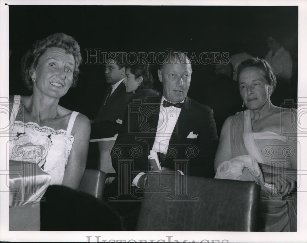 1964 Press Photo Mrs. Gilbert W. Humphrey Mr. Humphrey at Winscombe of Winison - Historic Images