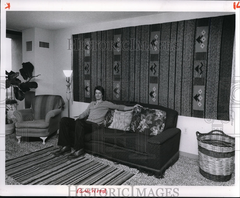 1980 Press Photo Rick Hood sits in the elegant sofa in his home - Historic Images