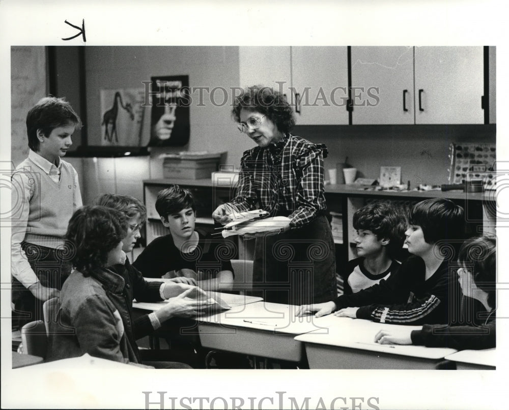 1985 Press Photo Brunswick School teacher Ruth Hoopes to ride a space shuttle - Historic Images