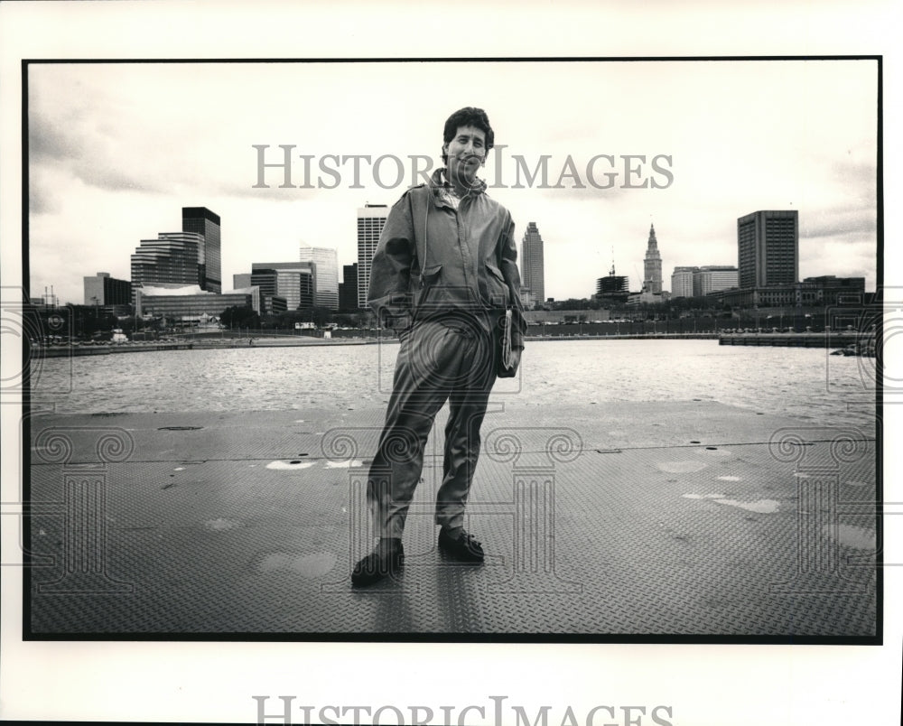 1990 Press Photo Gary Jacob at the floating stage in the inner harbor - Historic Images