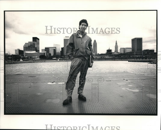1990 Press Photo Gary Jacob at the floating stage in the inner harbor - Historic Images