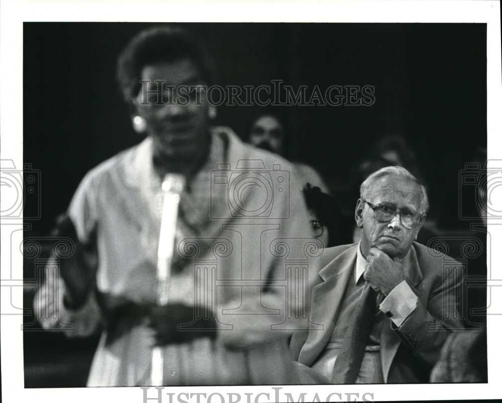 1988 Press Photo R. Jacobs listens to Fannie Lewis speech about tax abatement - Historic Images