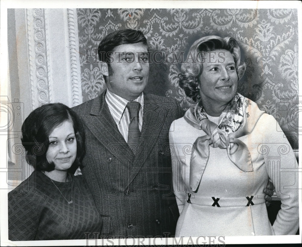 1971 Press Photo Bill Nelsen of Browns with Mrs. William Hunkin II &amp; Iris Patron - Historic Images