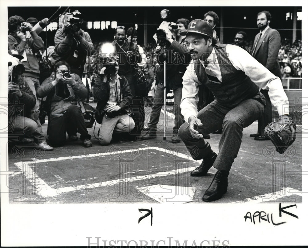 1984 Press Photo Rev.Jesse Jackson scrambles to catch a ball by Mike Garcia, - Historic Images