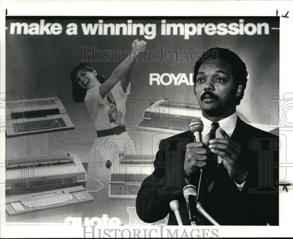 1984 Press Photo Rev. Jesse Jackson at press conference at Burke Airport - Historic Images