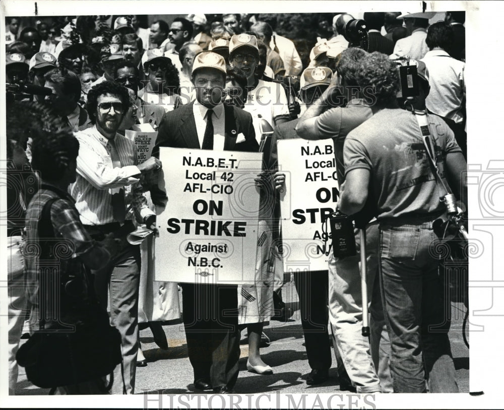 1987 Press Photo Jesse Jackson and NABET members marched in front of channel 3 - Historic Images
