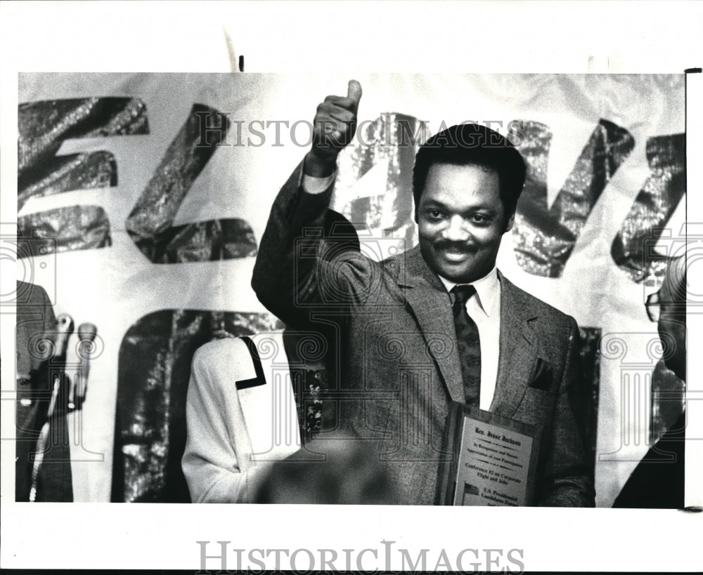 1988 Press Photo Jesse Jackson Raises Thumb to  United Food & Commercial Workers - Historic Images