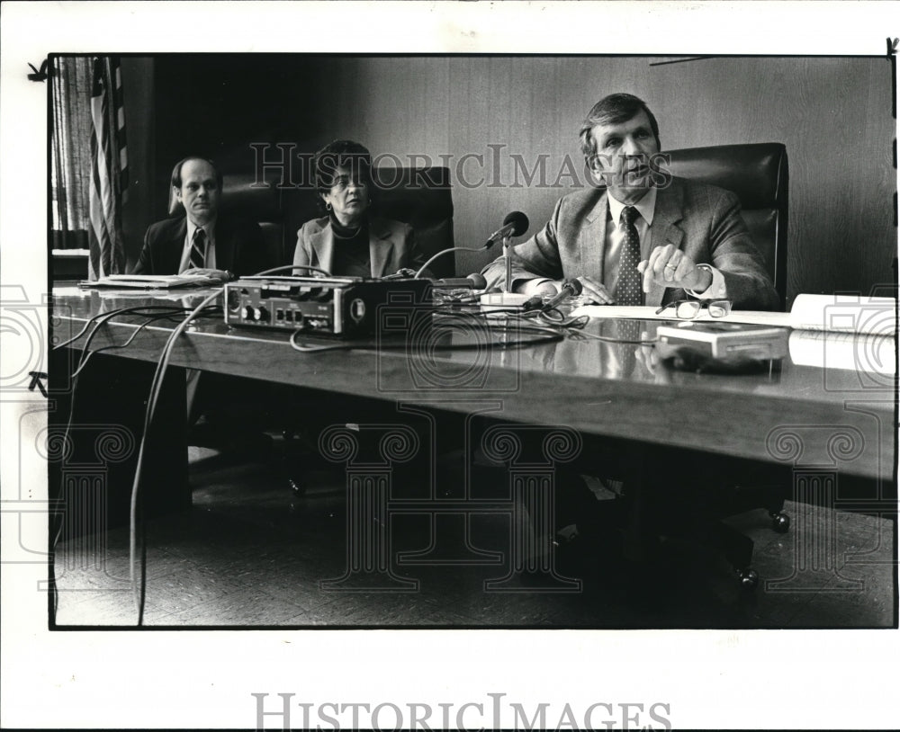 1982 Press Photo Mary Yates &amp; Robert Hughes at Press Conference - Historic Images