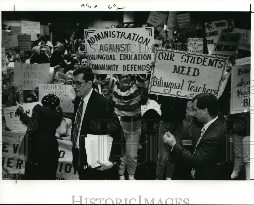 1991 Press Photo Superintendent Frank Huml Surrounded by Angry Protestors - Historic Images