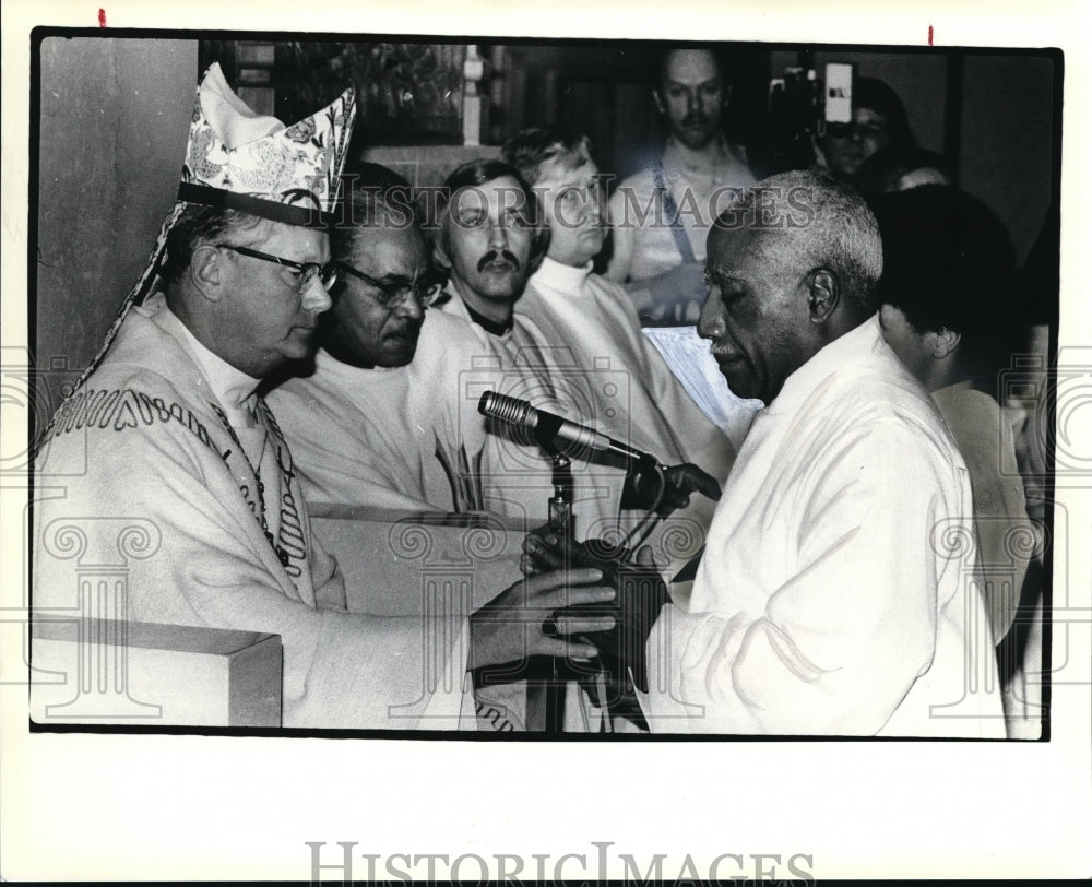 1979 Press Photo Bishop Hickey and Louis J Hertzog - Historic Images