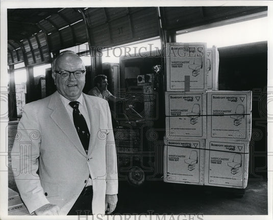 1977 Press Photo Barney Fielitz with Truck Seats Head for White Motor Corp. - Historic Images