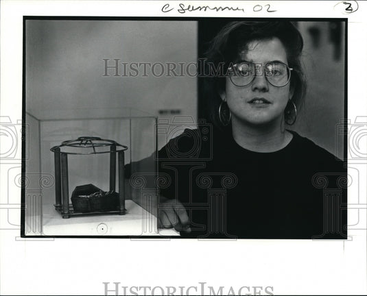 1990 Press Photo Patricia Fields with Brass Sculpture The Target is Dead - Historic Images